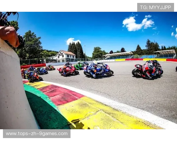 赛车团队进行赛道分析会议，策略制定更具针对性